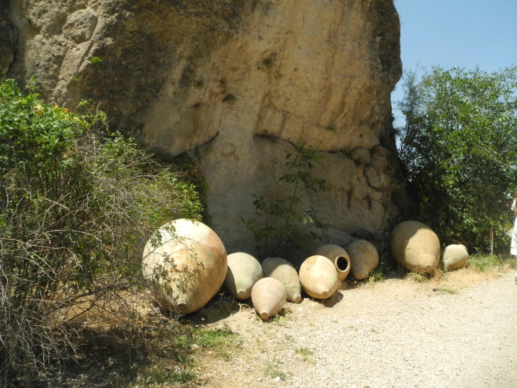 Enterrées, à l’air libre ou plus souvent dans des caves à vin, nommées Marani, les Kvevri gardent les vins à une température constante de 13 à 15 degrés