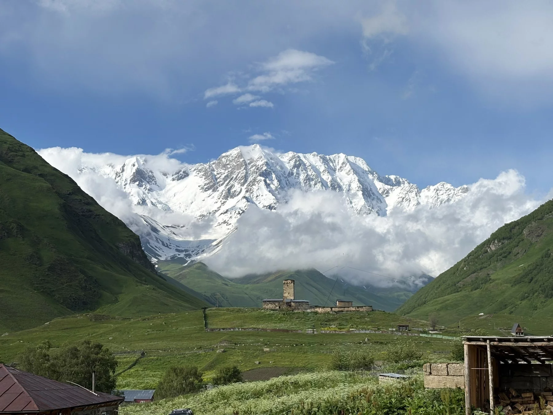 Ouchgouli, région de Svanétie en Géorgie: le Mont Chkhara et l'église de Lamaria pour le plaisir des yeux. Photo Nil Vautrin