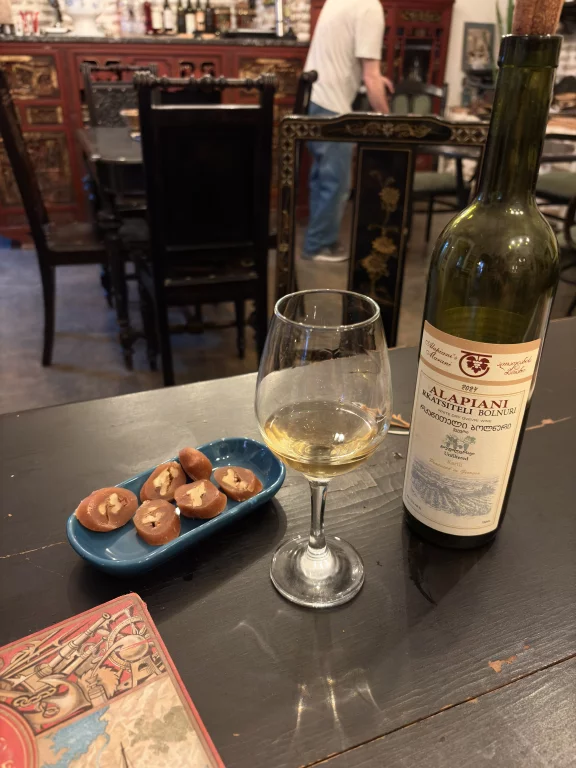 Au Tbileli Bar à Tbilissi. Un verre de Rkatsiteli, le must des blancs géorgiens. Photo Nil vautrin