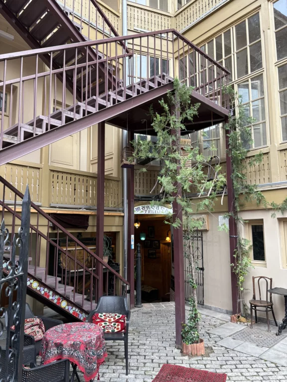 Tbileli Bar dans la vieille ville à Tblilissi Géorgie. Photo Nil Vautrin