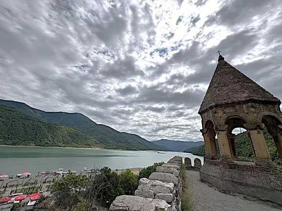 Forteresse d'Ananuri et lac de Zhinvali. Kazbzgui. Géorgie. Photo Nil Vautrin