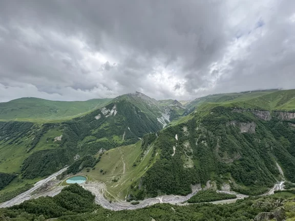 Vur sur la vallée de l'Aragvi et les défilés, depuis le monument à l'amitié russo-géorgienne. Photo Nil Vautrin