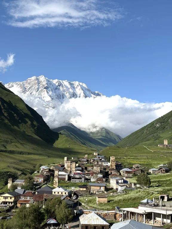 Village d'Ouchgouli et le Mont Chkhara. Photo Nil Vautrin