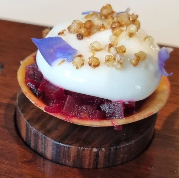 En amuse-bouche, tartelette betterave-raifort.