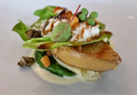 Foie gras poêlé dans l'esprit d'une salade César, avec sa vinaigrette aux anchois, purée de laitue, oeufs de caille et parmesan.