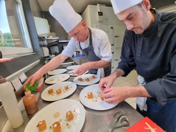 La brigade du Kasbûr compte 8 personnes en cuisine.