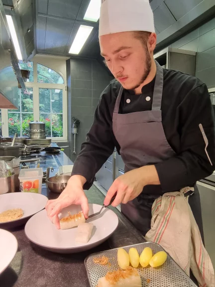 En cuisine, durant le coup de feu du midi.