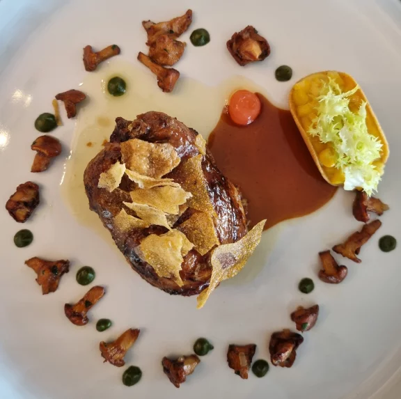 Caille des Vosges farçie de grattons de ris de veau, chips de maïs,, girolle, jus de volaile réduit et pommes soufflées.