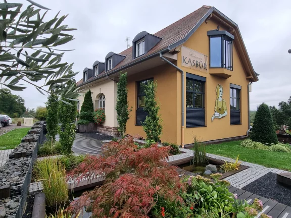 C'est en 1932 que le Kasbür a été crée au bord de la route reliant Saverne à Hochfelden.