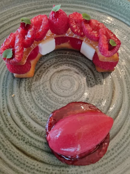 Dessert framboise, marmelade, sorbet, fruits frais et pâte de fruits avec un biscuit et un blanc mangé de yaourt.