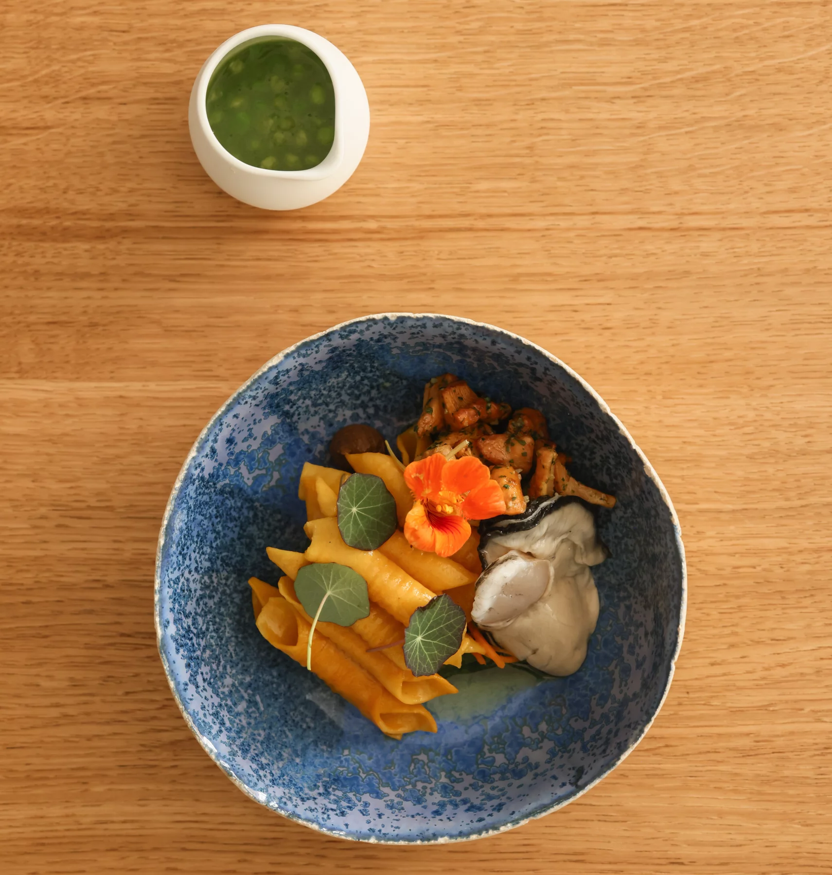 Petits pois, carottes et huître. Photo Maki Manoukian