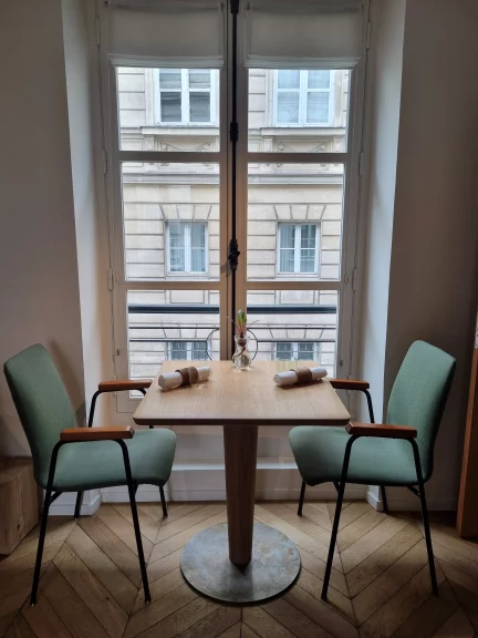 Table avec vue sur la rue.