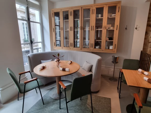 Bois et pierre composent un décor épuré.