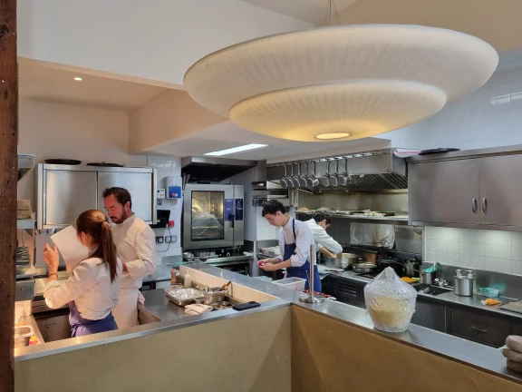 A Prévelle, on rentre par la cuisine...