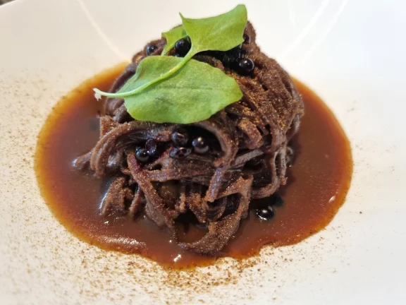 Morilles de pin, pâtes au pain, baies de sureau noires, jus d'oignons et de champignons.