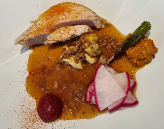 Poularde cuite en brioche, condiment au foie de volaille, ketchup de poivron, navet mariné et laitue de mer.