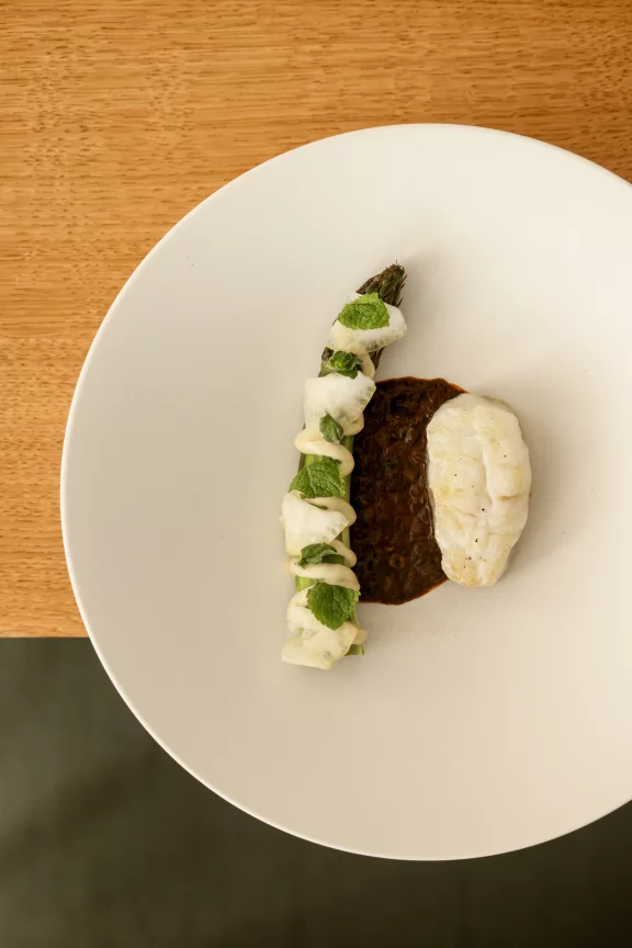 Asperge verte, barbu et concombre de mer. Photo Maki Manoukian.