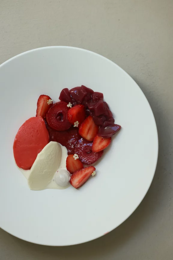 Fraises, sureau et vin rouge. Photo Maki Manoukian.