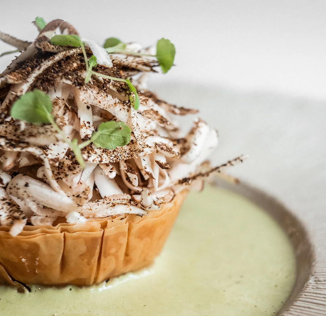 La tarte d'Auvray, inspirée d'un friand parisien réalisée avec une farce de morilles des pins et de girolles, recouverte de champignons de Paris crus et servie avec une sauce d'agastache. Photo Chloé Artières.