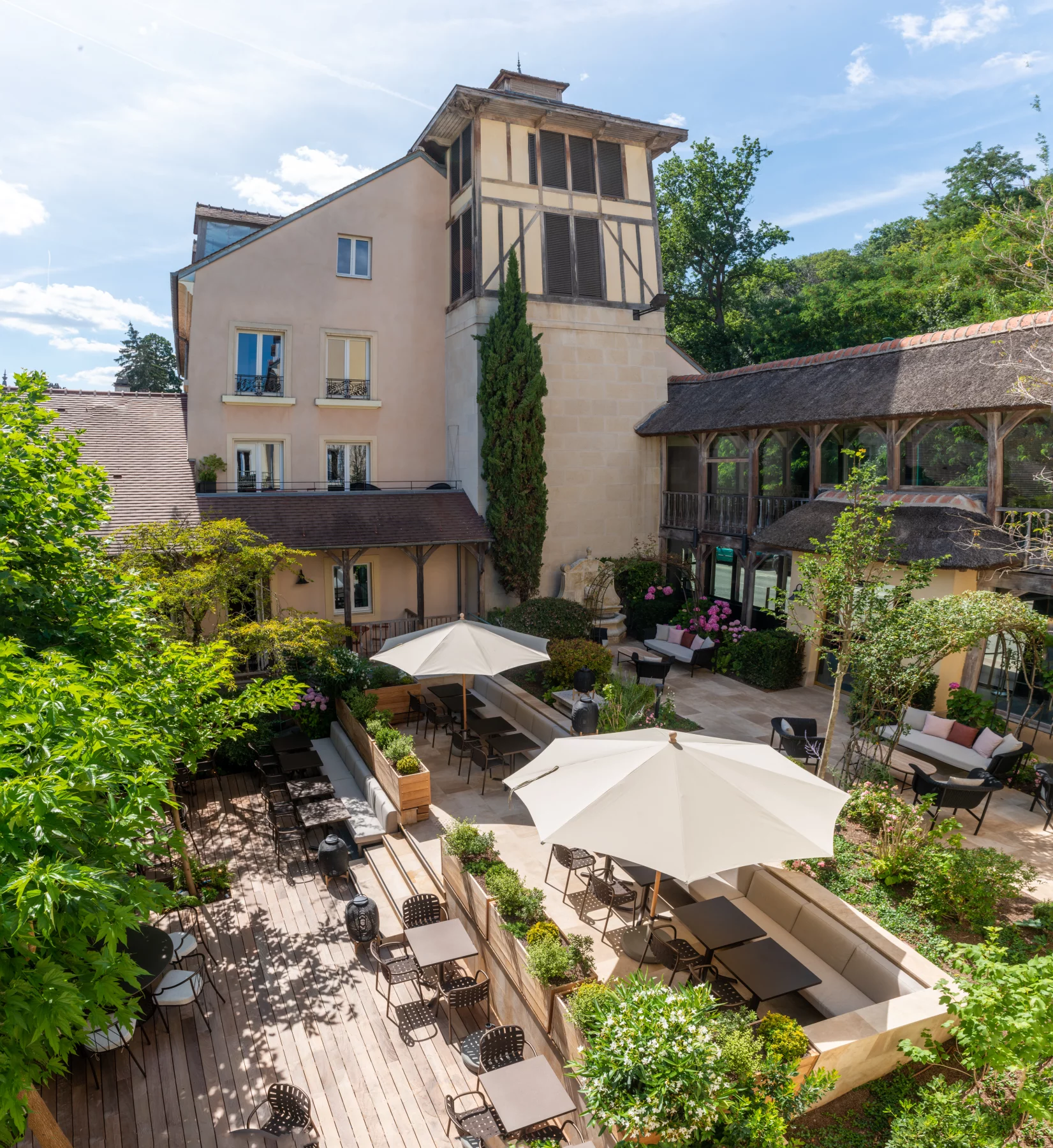 L'hôtel a été construit en 1847 à proximité de la maison du peintre Camille Corot.