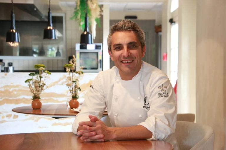 Rémi Chambard est chef du restaurant "Le Corot" depuis 2012 et étoilé au guide Michelin depuis 2014. Il a obtenu une deuxième étoile en 2026 .