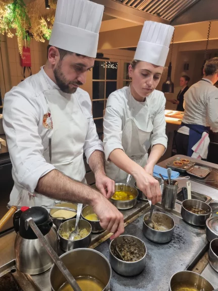 Le travail des sauces, un des piliers de la cuisine de Rémi Chambard.