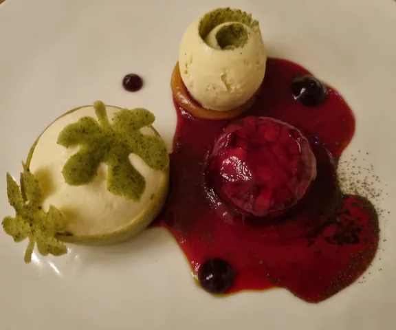 Figue pochée dans un miel de tilleul, glace et émulsion aux feuilles de figuier et de fruits noirs.