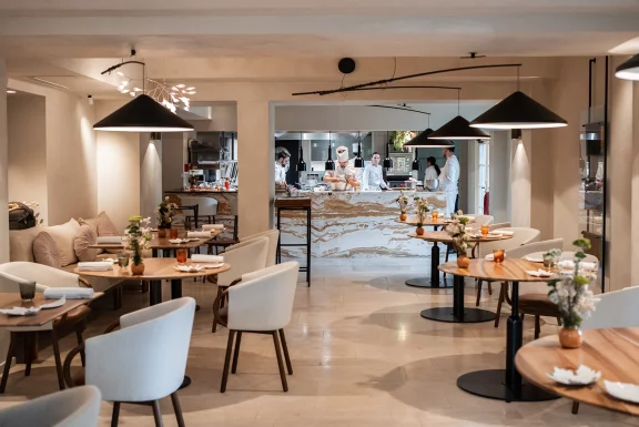 La salle principale prolongée par une cuisine ouverte. Cholé Artieres.