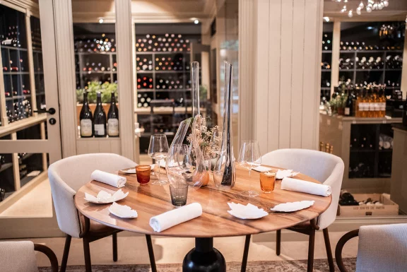 Cette salle avec une seule table proche de la cave est un espace intimiste pour y servir des menus en 8 étapes avec des accords mets/vin haut de gamme.