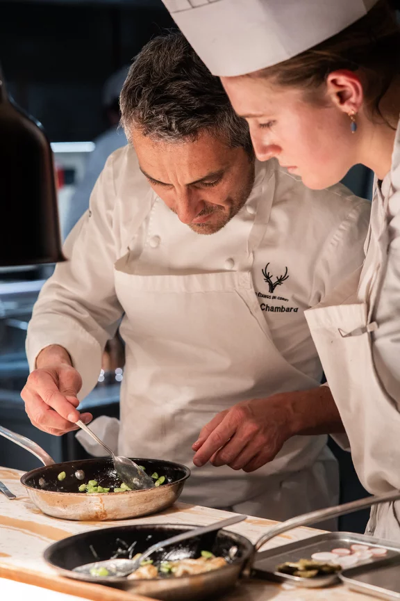 Rémi Chambard en cuisine. Photo Chloé Artieres.