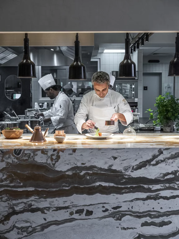 Rémi Chamabrad derrière le passe-plat en marbre de la cuisine. Photo Christophe Le Pottier.