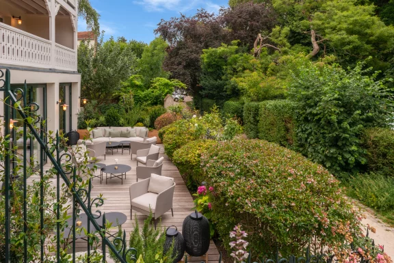 La terrasse du Corot ouverte sur la nature.