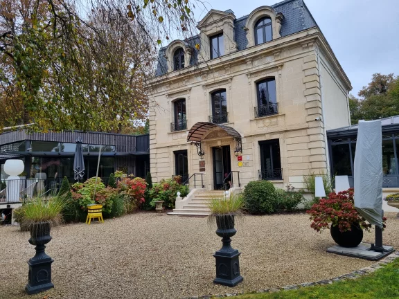 Le batiment principal est une ancien pavillon de chasse construit par la famille Rothschild.