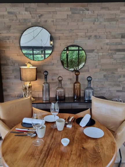 Pas de nappe et un décor naturel épuré.