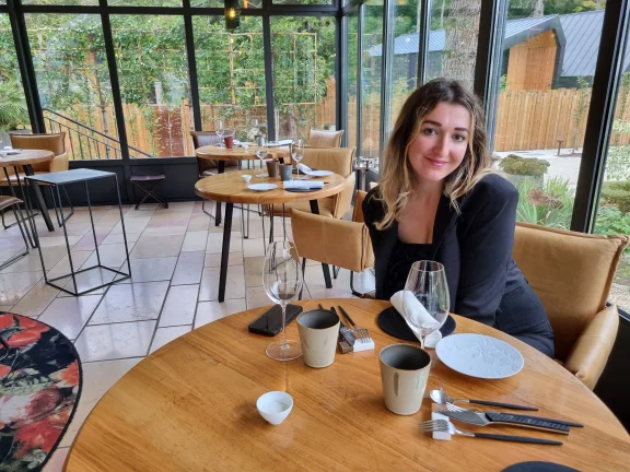 A table, dans la salle de resayrant.