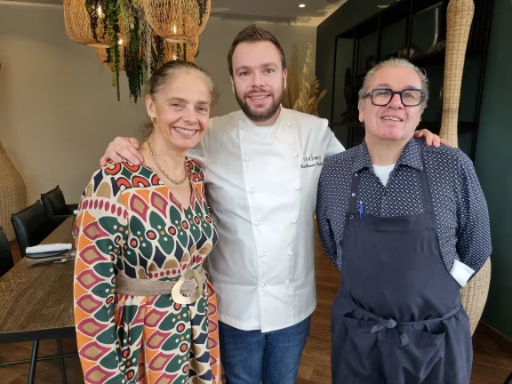 Guillaume Guidet avec sa mère, Laurence et son père Laurent.
