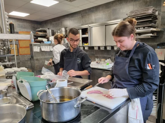 En cuisine à la découpe de la viande.
