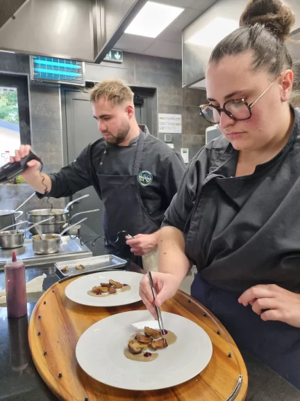 Dressage des assiettes à la pince à épiller !