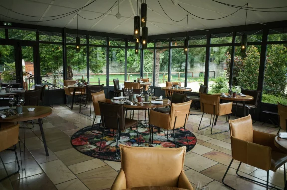 La salle principale du restaurant baignée par la lumière du jour.