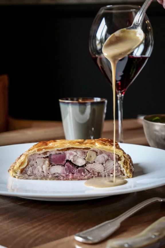 Paté de gibier avec foie gras, ris de veau et une sauce au champignon.