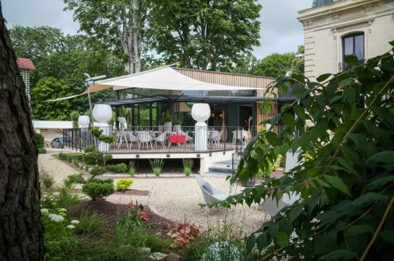 La terrasse en été. Photo Stéphane Riss