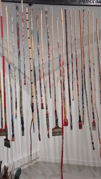 Il aura fallu créer des pinceaux adaptés pour les peintures grand format de Dalava Duarte.