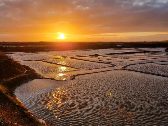 Coucher de soleil sur le marais de Guérande.