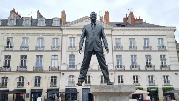 A Nantes, "Eloge du pas de coté", une oeuvre de Philippe Ramette.