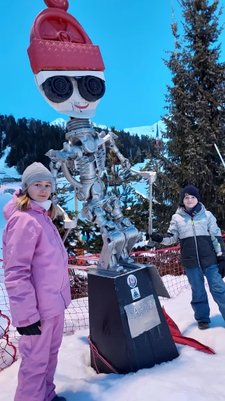Bonnet rouge et lunettes de soleil, l'emblême de La Plagne