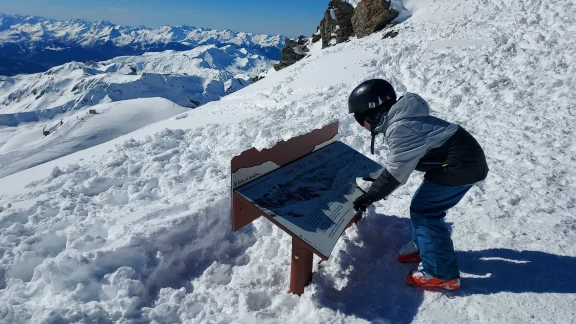 Des panneaux pédagogiques pour sensibiliser les touristes à la nature.