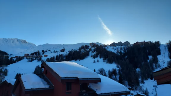 Tout en haut, l'emblématique paquebot de La Plagne.