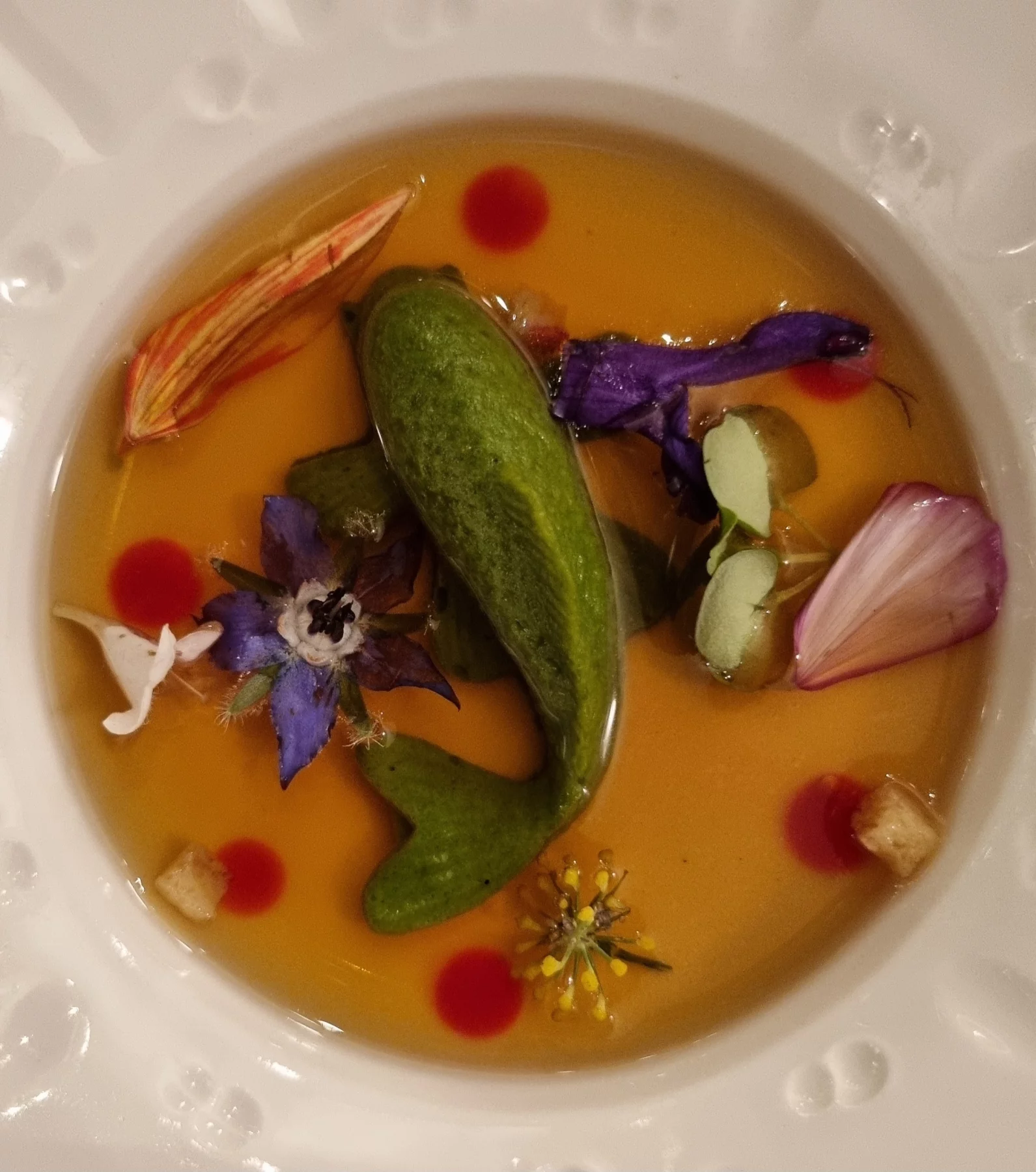 Carpe de l'Erdre travaillée en mouseline avec son bouillon de queue de boeuf.