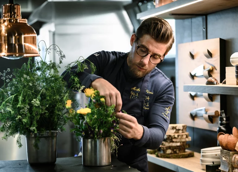 Mathieu Pérou propose une cuisine locavore, épurée, lisible et moderne.