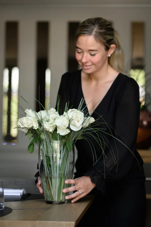 Anne-Charlotte Pérou est la directrice du restaurant. Elle a reçu en 2022, le prix de l'acceuil et du service en salle décerné par le guide Michelin.